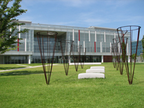 研究所前庭にある 青木野枝 作「空池-II」