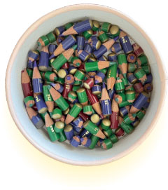 極限まで削られ短くなってしまった多くの色鉛筆が器に入っている写真