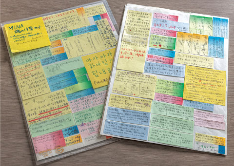 たくさんのメモが書かれた付箋の写真