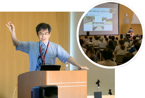 講演を行う松本曜教授と会場の様子