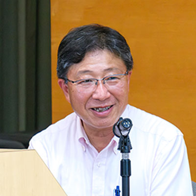 にこやかに講義をする大西教授