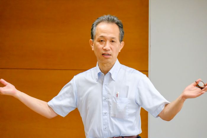 応用言語学について話す松下教授