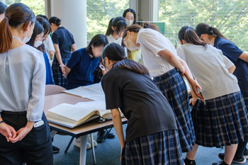 『日本語言語地図』に見入る生徒さんたちと引率の先生