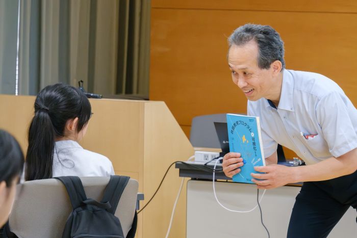 中国語で「これは本です」と言う松下教授