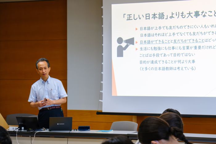 日本語教育をする人にとって必要とされることを話す松下教授