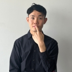 「一人称」の手話をしている人の写真