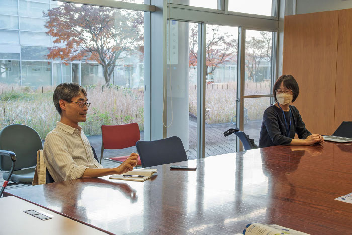 窪田悠介教授と柏野和佳子教授の写真