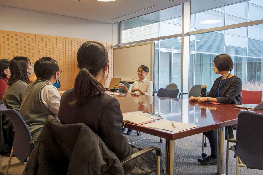 先生と３名の生徒の皆さんを前に楽しそうに話をしている窪田教授の写真