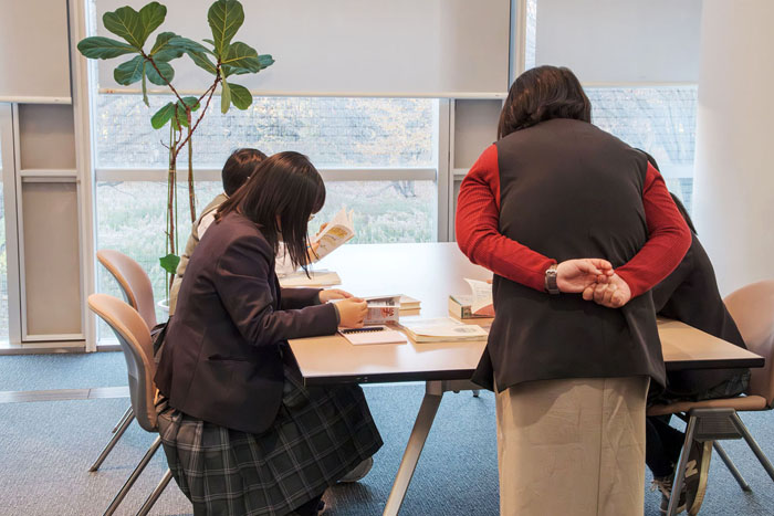 研究図書室のテーブルで熱心に文献を読む生徒の皆さんの写真