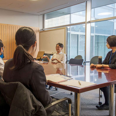 茨城県立勝田中等教育学校の生徒のみなさんに対応する窪田先生、柏野先生