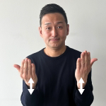 「学校」の手話をしている人の写真